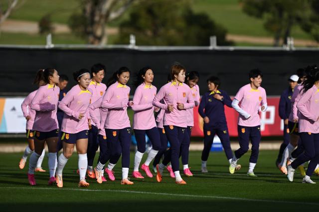 女足训练以恢复为主 替补球员展开分队对抗